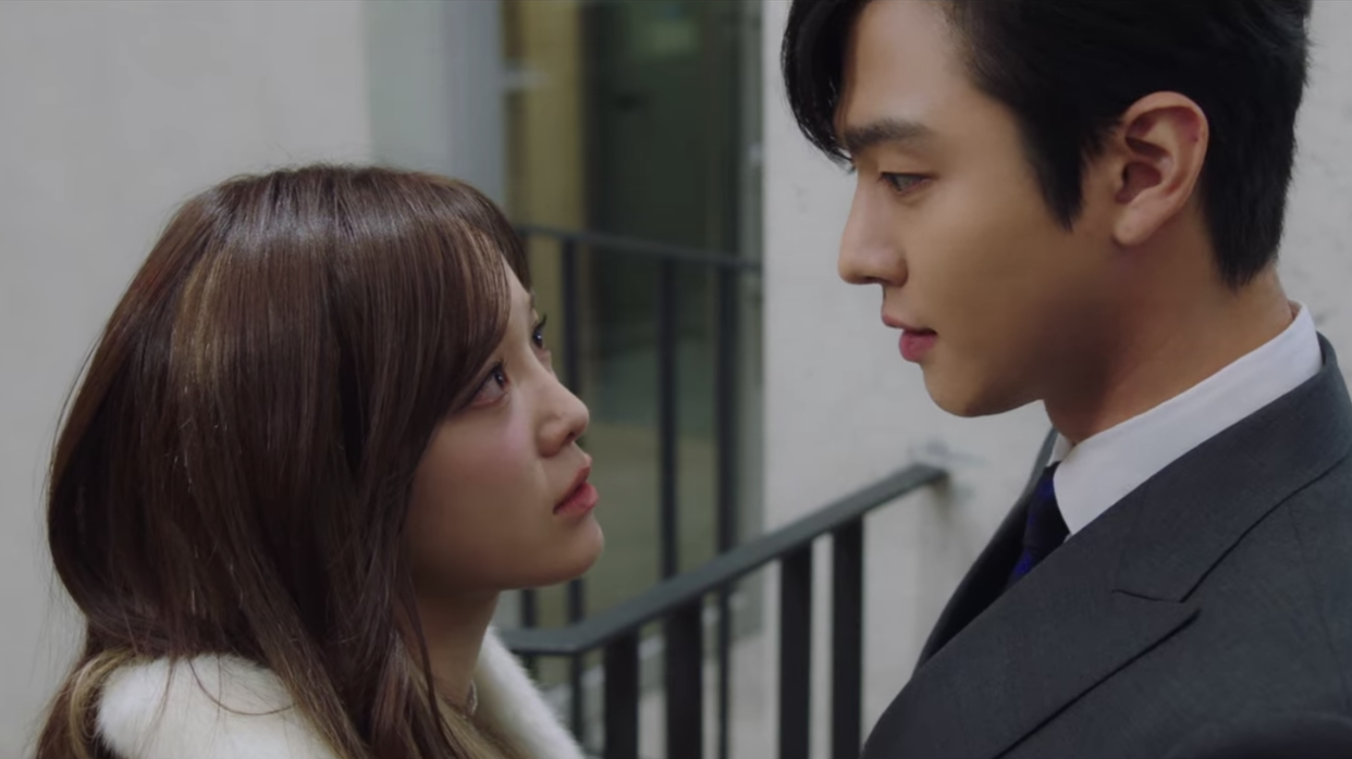 Kim Se-jeong as Shin Ha-ri and Ahn Hyo-seop as Kang Tae-mu in Business Proposal. (Screenshot: Netflix)