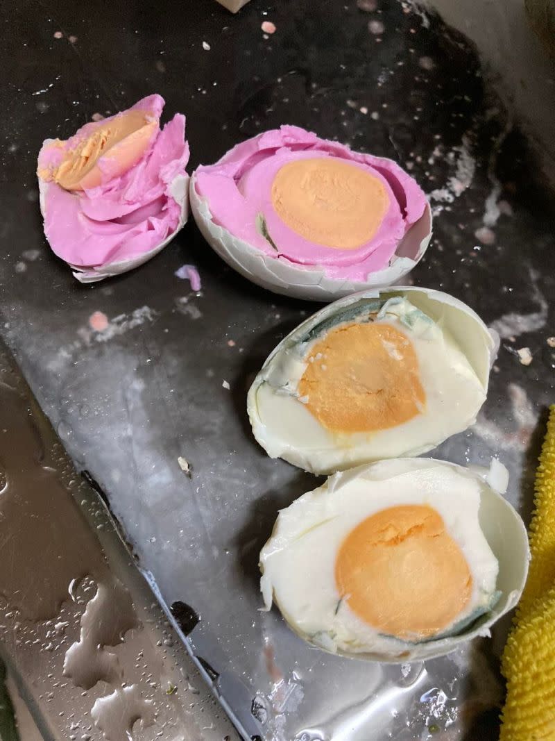 ▲其中一顆鹹蛋外貌明顯詭異，剖開後蛋白是呈「粉紅色」，與下方白色蛋白的鹹蛋相比，蛋黃顏色也較淺。（圖／翻攝自爆廢公社）