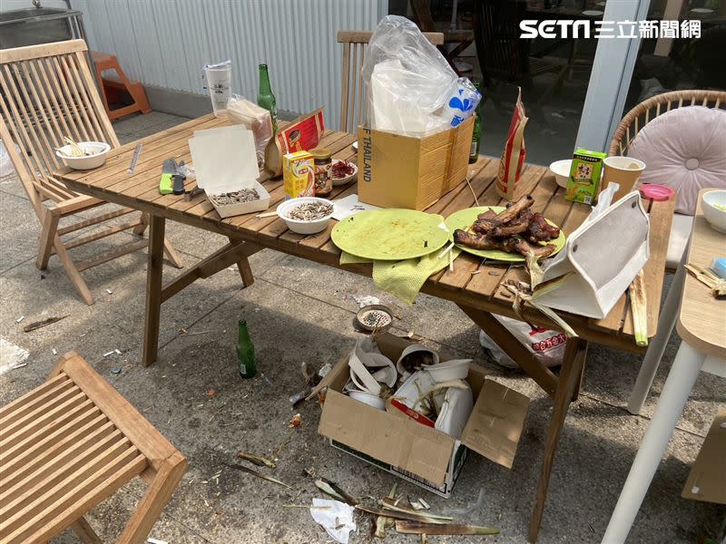 桌上擺滿了食物經過曝曬出現酸臭味，地上也滿是空酒瓶、煙蒂、檳榔汁。（圖／業者提供）