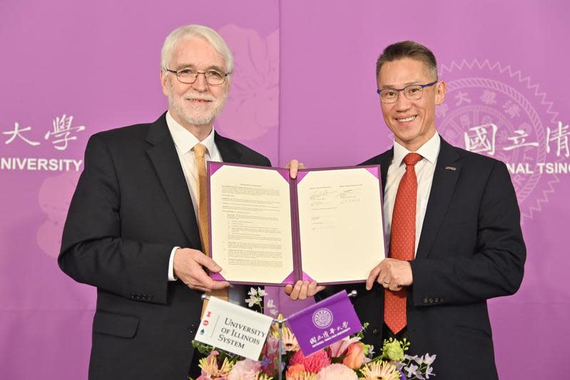 清華大學校長高為元（右）與伊利諾大學系統總校長柯霖簽訂合作備忘錄。（清華大學提供）
