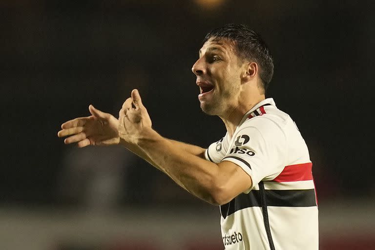 Jonathan Calleri del Sao Paulo de Brasil celebra marcar el primer gol de su equipo contra el San Lorenzo de Argentina durante la Copa Sudamericana