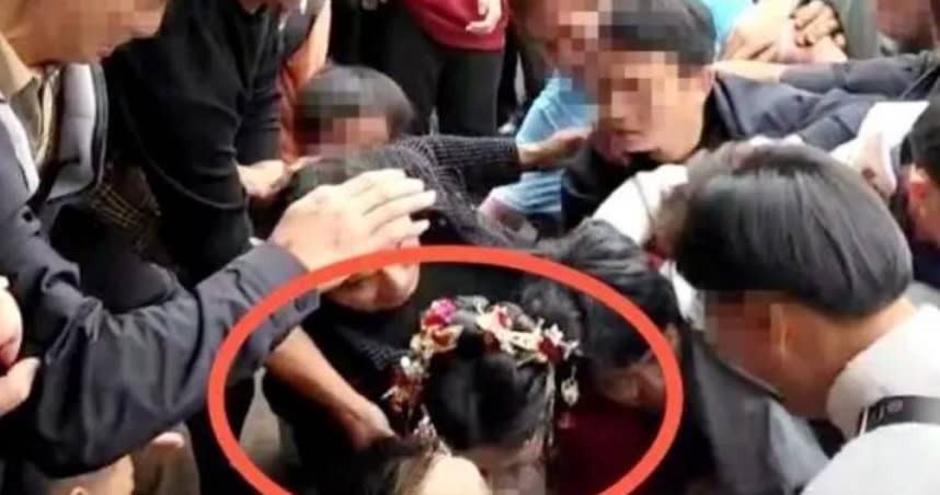 大陸福建漳州一段穿新娘裝的女子被眾男子推倒的視頻，近日引發網友爭議。（圖／翻攝自微博）