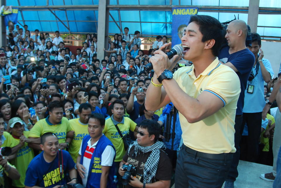 Coco sang two songs to the delight of students. (Photo by Enie Reyes)