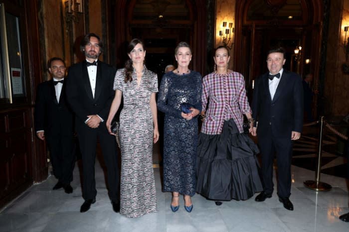 Carlota Casiraghi con su marido, su madre y su suegra