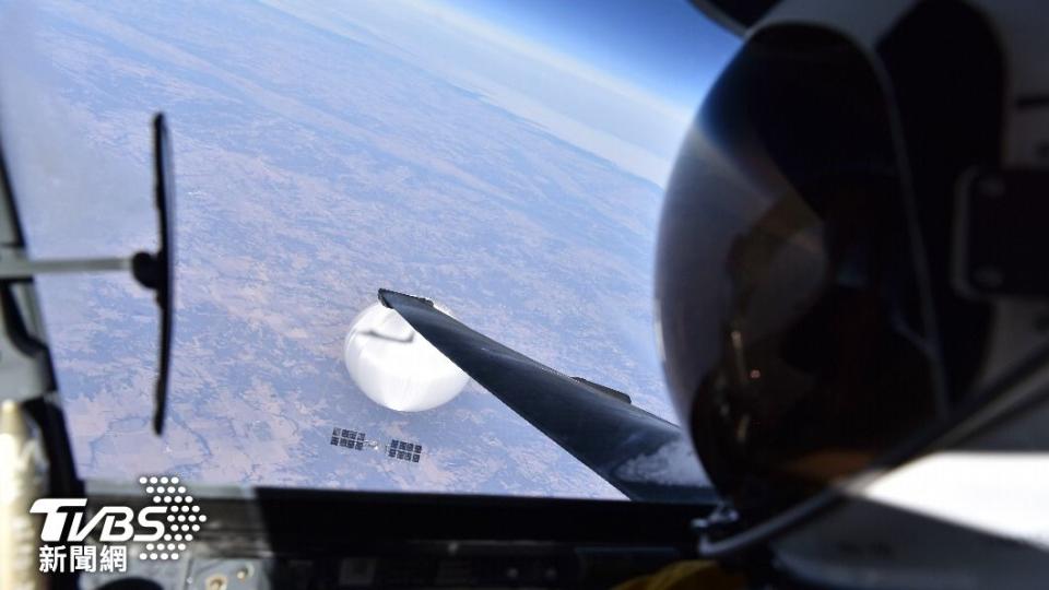 美國五角大廈公開一張，少見從上向下拍攝的大陸間諜氣球「自拍照」。（圖／達志影像美聯社）