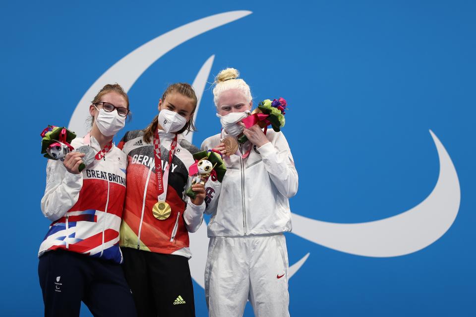 Rebecca Redfern (L) celebrates her silver medal (Getty Images)