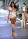 La modelo Winnie Harlow camina por la pasarela en el desfile 2018 de Victoria's Secret en Pier 94 el jueves 8 de noviembre de 2018 en Nueva York. (Foto Evan Agostini/Invision/AP)