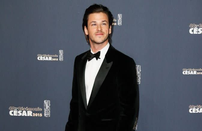 Lorsqu’il apparaissait sur le tapis rouge, Gaspard Ulliel retenait instantanément les esprits. Presque malgré lui. En effet, s’il était doté d’un visage angélique doublé d’un regard perçant bleu azur, le hissant parmi les comédiens les plus élégants, l’acteur de 37 ans était parvenu à conquérir les Français grâce à une pudeur qui avait fait sa renommée au fil des années. En témoigne ses apparitions discrètes sur le red carpet. Mais si son charme a indéniablement séduit le grand public, tout comme la maison Chanel qui le nommera égérie de son parfum Bleu de Chanel, Gaspard Ulliel était surtout l’un des acteurs les plus prolifiques de sa génération. Auréolé de deux Césars – celui du Meilleur Espoir Masculin en 2005 pour « Un Long dimanche de fiançailles » puis celui du Meilleur Acteur en 2017 pour « Juste la fin du monde » –, le comédien était parvenu à se créer une place de choix dans le septième art. « Embrassez qui vous voudrez », « Jacquou le Croquant », « La Princesse de Montpensier » et « Saint Laurent » ayant notamment contribué à son succès. « Gaspard Ulliel a grandi avec le cinéma et le cinéma a grandi avec lui. Ils s'aimaient éperdument. C'est le cœur serré que nous reverrons désormais ses plus belles interprétations et croiserons ce certain regard. Nous perdons un acteur français », écrira d’ailleurs le Premier ministre Jean Castex, en guise d’hommage. Victime d’un accident de ski en Savoie, Gaspard Ulliel s’en est allé le 19 janvier 2022 à l’âge de 37 ans. Retour en images sur ses plus belles apparitions.