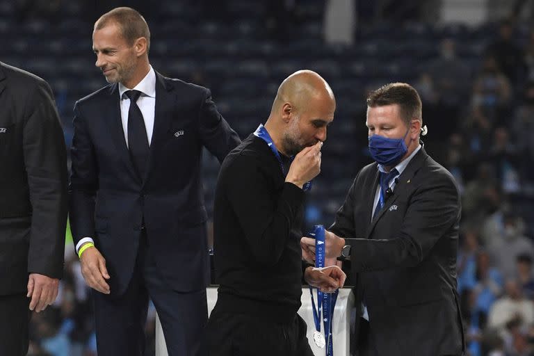 El español Pep Guardiola agradece el premio para el subcampeón de la Champions League