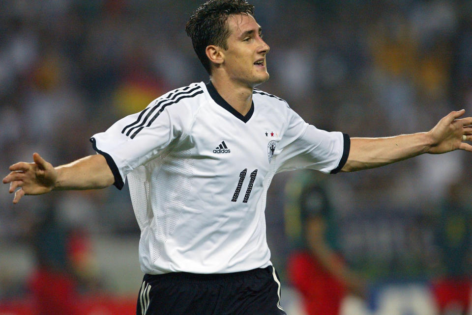 SHIZUOKA, JAPAN:  Germany's forward Miroslav Klose celebrates after scoring the second goal against Germany during match 35 group E of the 2002 FIFA World Cup Korea Japan 11 June, 2002 in Shizuoka, Japan. Germany won 2-0. AFP PHOTO PEDRO UGARTE (Photo credit should read PEDRO UGARTE/AFP via Getty Images)