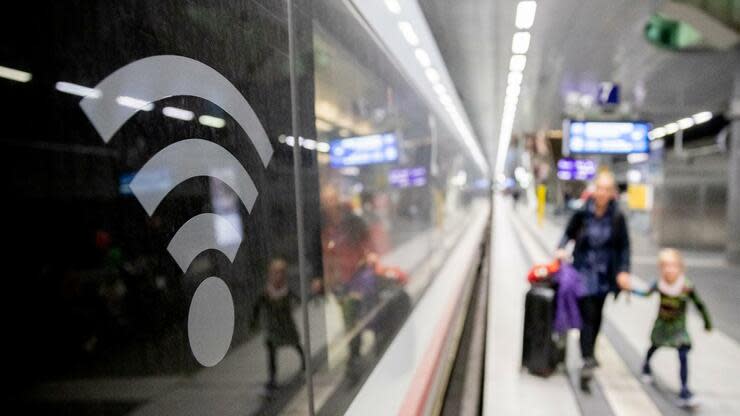 Demnächst soll ein zusammenhängendes Netzwerk das problemlose Surfen in Zügen und an Bahnhöfen ermöglichen. Foto: dpa