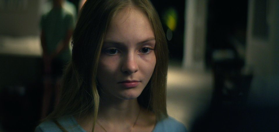 Maya, ahora de 17 años, comparte sus recuerdos, sentimientos, dolor y lágrimas en el nuevo documental (Netflix)