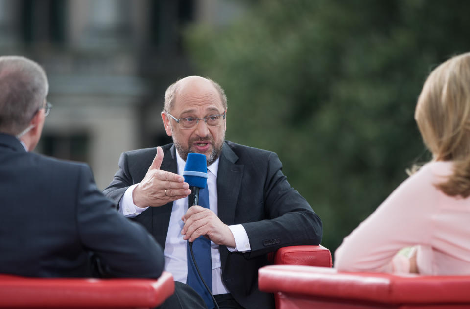 Martin Schulz stellte sich im ARD-Sommerinterview den Fragen von Tina Hassel und Thomas Baumann. (Bild: dpa)