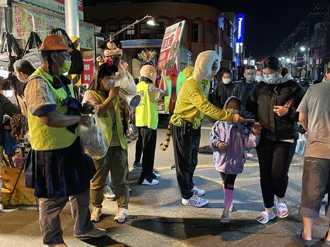 台中市議員候選人陳玄曄日前與團隊在日常的掃街拜票行程中加入萬聖節扮裝元素。（陳玄曄競總提供／潘虹恩台中傳真）