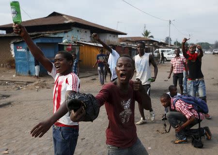 Protesters gesture during a protest against Burundi President Pierre Nkurunziza and his bid for a third term in Bujumbura, Burundi, May 26, 2015. REUTERS/Goran Tomasevic