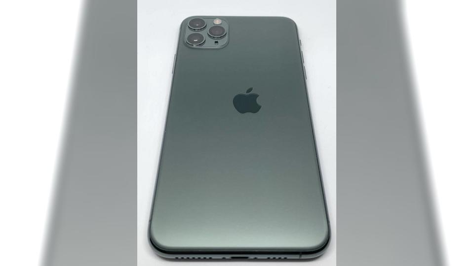 有網友分享一支iPhone 11 Pro手機的瑕疵品照片。（圖／翻攝自推特）