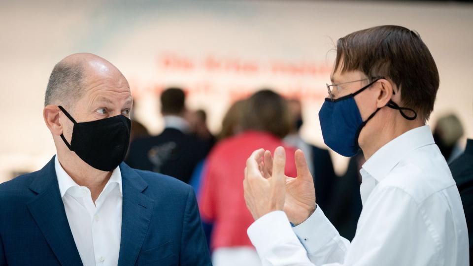 Finanzminister Olaf Scholz (l) und Gesundheitsexperte Karl Lauterbach zu Beginn der Klausurtagung in Berlin.