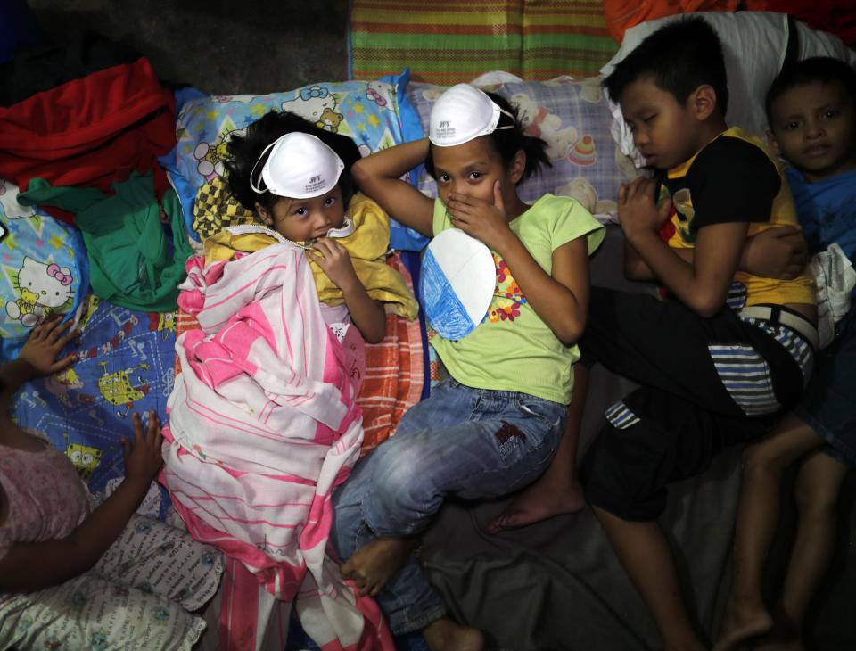 <p>Local residents take refuge in an evacuation center following recent activity of the Mayon Volcano, in Camalig town, Albay Province, Philippines, Jan. 15.2018. (Photo: Francis R. Malasig/EPA-EFE/REX/Shutterstock) </p>