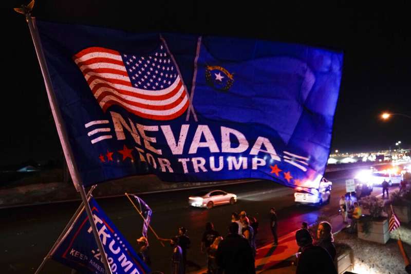 拉斯維加斯的川普支持者在當地的計票中心外揮舞旗幟。（美聯社）