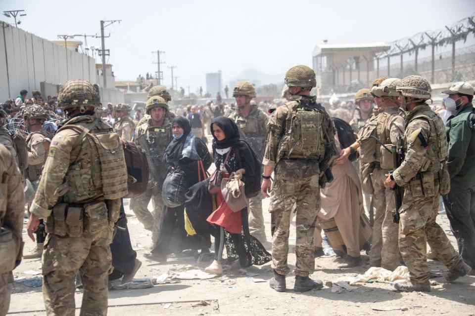 British forces work to evacuate Afghans from Kabul in August 2021 (MoD Crown/Getty)