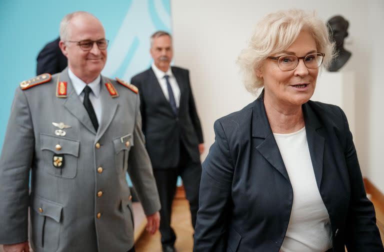 13 de enero de 2023, Berlín: Christine Lambrecht (dcha.), Ministra Federal de Defensa, y Eberhard Zorn, General del Ejército de Tierra de las Fuerzas Armadas alemanas e Inspector General de las Fuerzas Armadas alemanas, salen tras la declaración a la prensa sobre las averías del vehículo de combate de infantería Puma. Foto: Kay Nietfeld/dpa