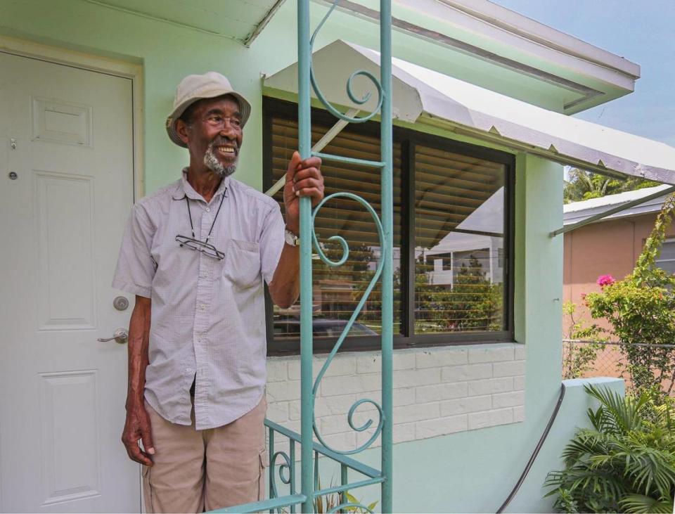 Wilson Williams, de 90 años y empleado de mantenimiento jubilado de Sears, posa en el portal de su casa de toda la vida en el históricamente afroamericano West Coconut Grove, en Miami, el miércoles 15 de junio de 2022. Al Diaz adiaz@miamiherald.com