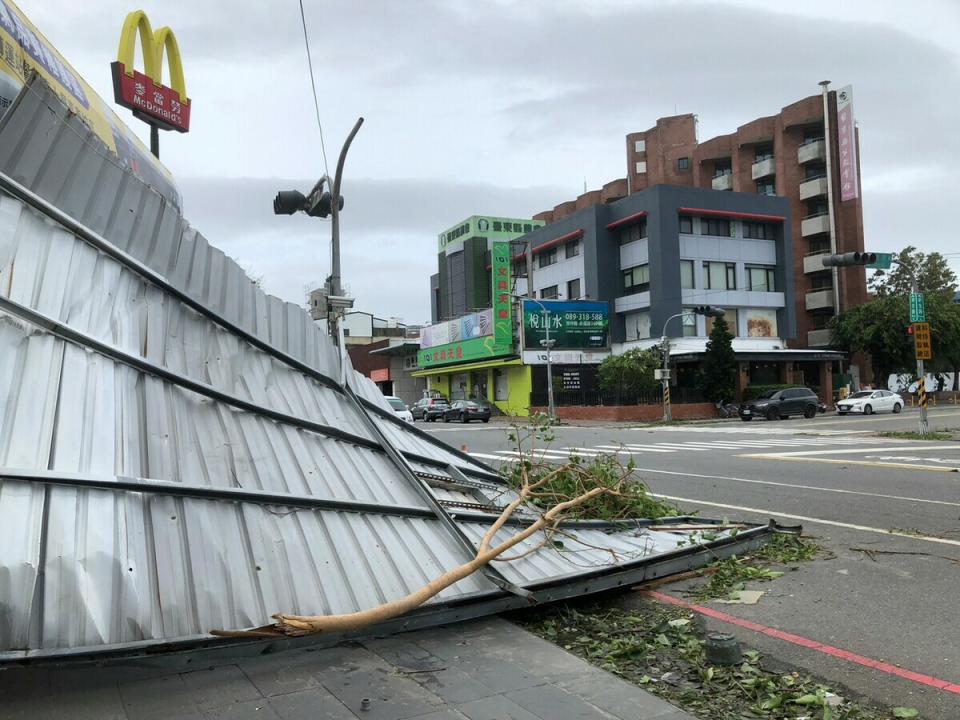 台東地區強風及豪雨仍不斷。(圖為受海葵影響台東市區現況)   圖：林冠妤／攝