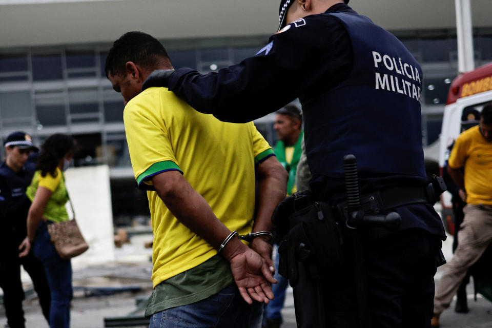 Manifestante detido na &#xe1;rea externa do Pal&#xe1;cio do Planalto durante invas&#xe3;o, um dos alvos dos ataques terroristas deste domingo (8) (REUTERS/Ueslei Marcelino)