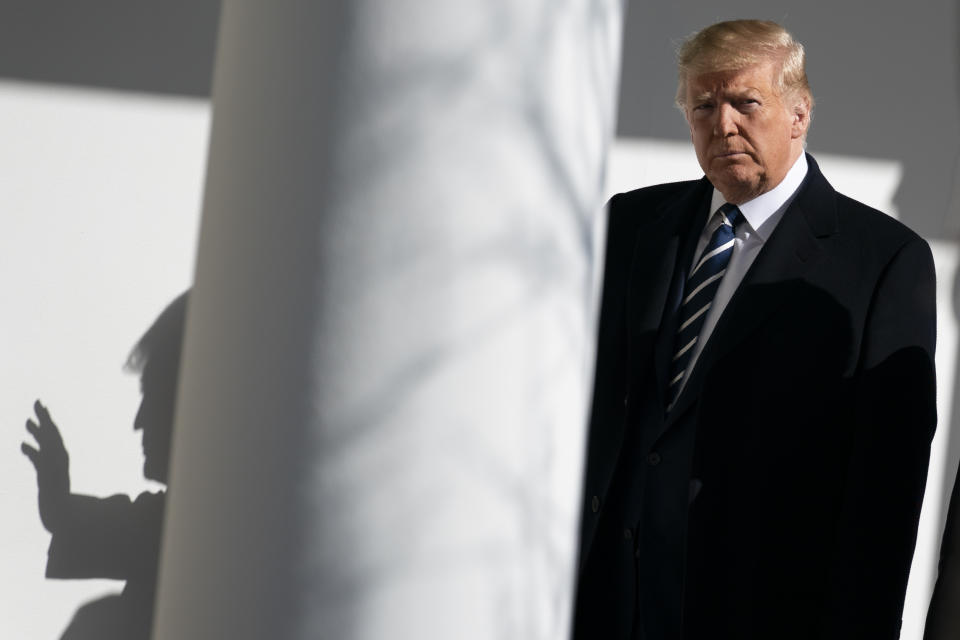 El presidente Donald Trump camina hacia una reunión en la oficina Oval de la Casa Blanca el lunes 27 de enero de 2020, en Washington. (AP Foto/ Evan Vucci)