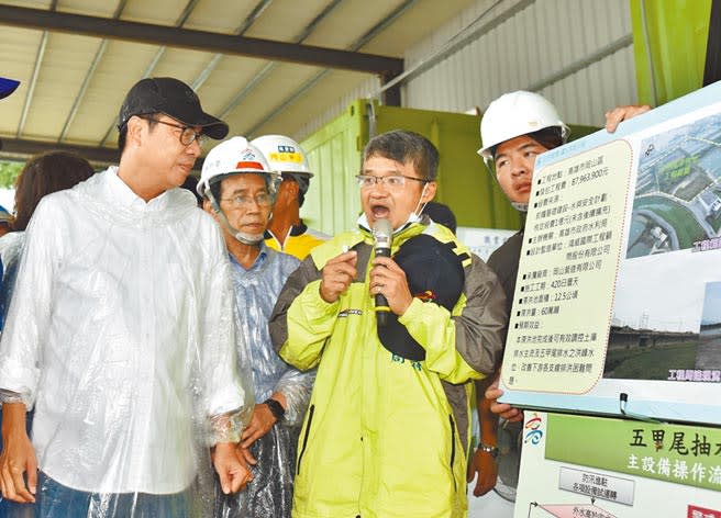 高雄市長陳其邁（左）26日視察岡山區五甲尾抽水站，聽取水利局簡報。（林瑞益攝）