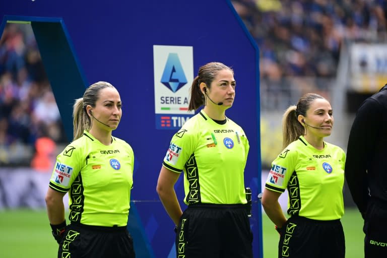 L'arbitre Maria Sole Ferrieri Caputi, assistée de Tiziana Trasciatti et de Francesca Di Monte avant le match entre l'Inter Milan et le Torino le 28 avril 2024 à San Siro (Piero CRUCIATTI)