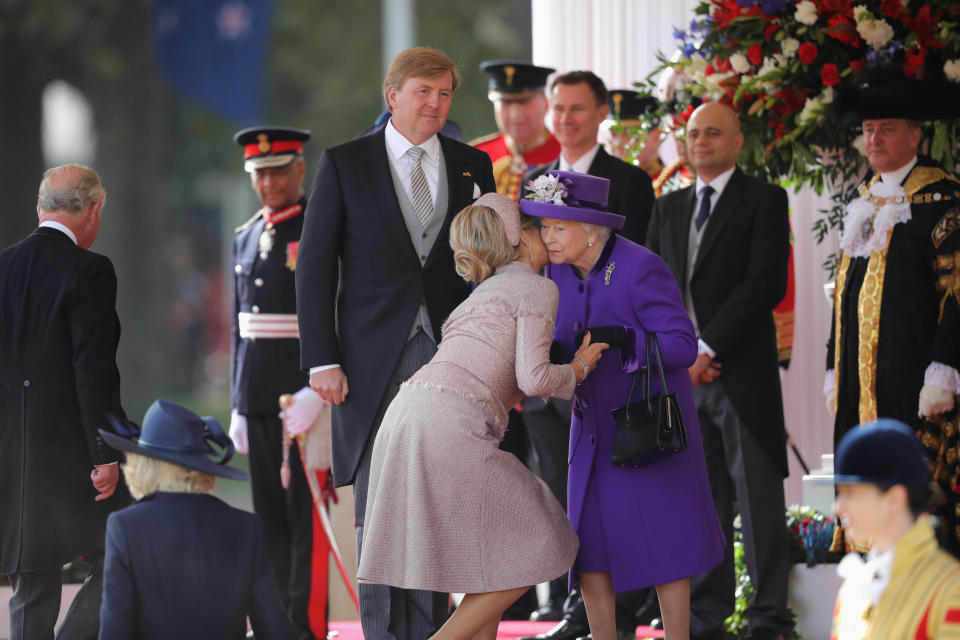 <p>Máxima se distingue por su efusividad y le plantó un beso a la reina británica.<br>Christopher Furlong/Pool via REUTERS </p>