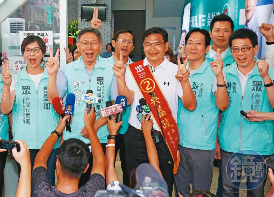 蔡壁如（左1）因高雄補選失利辭去民眾黨組織部主任，已漸淡出黨務核心，目前由祕書長謝立功（右1）兼掌組織部。