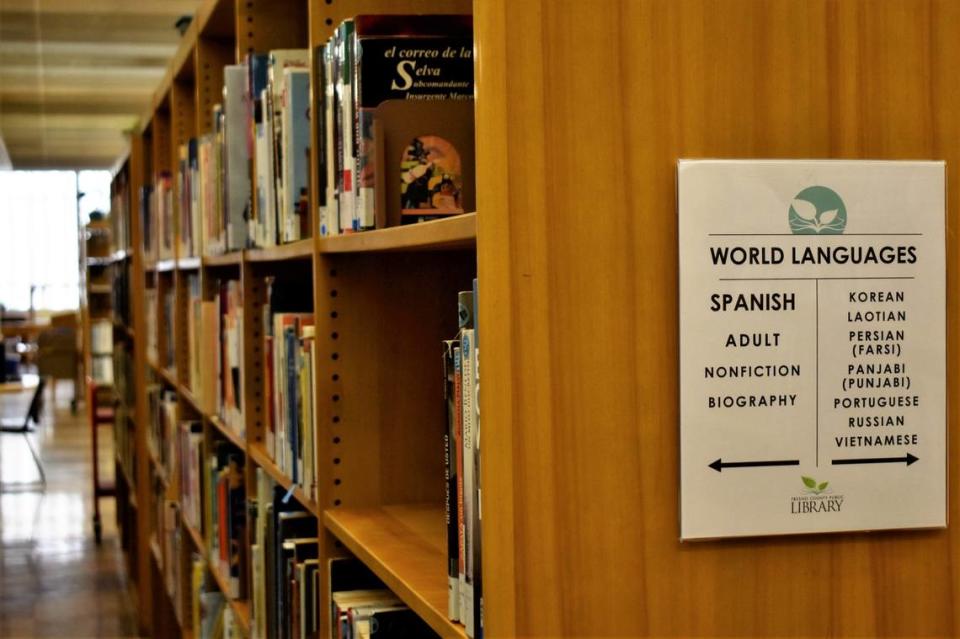 La sección Idiomas del Mundo se encuentra en la parte posterior derecha de la Biblioteca Pública del Condado de Fresno. Libros en español y otros idiomas se alinean en los estantes, que van desde la no ficción a la ficción, referencia y libros autobiográficos, el jueves 8 de diciembre de 2022.