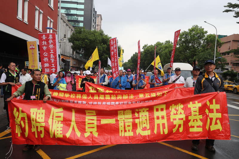 全國公務機關約聘僱人員權益促進會26日動員成員前往立法院陳情，指公務機關約聘僱人員僅適用行政院頒布的「各機關學校聘僱人員離職給予辦法」，要求將公務機關約聘人員納入勞基法，政府能依照勞基法規定給予退休金。中央社記者裴禛攝  107年9月26日