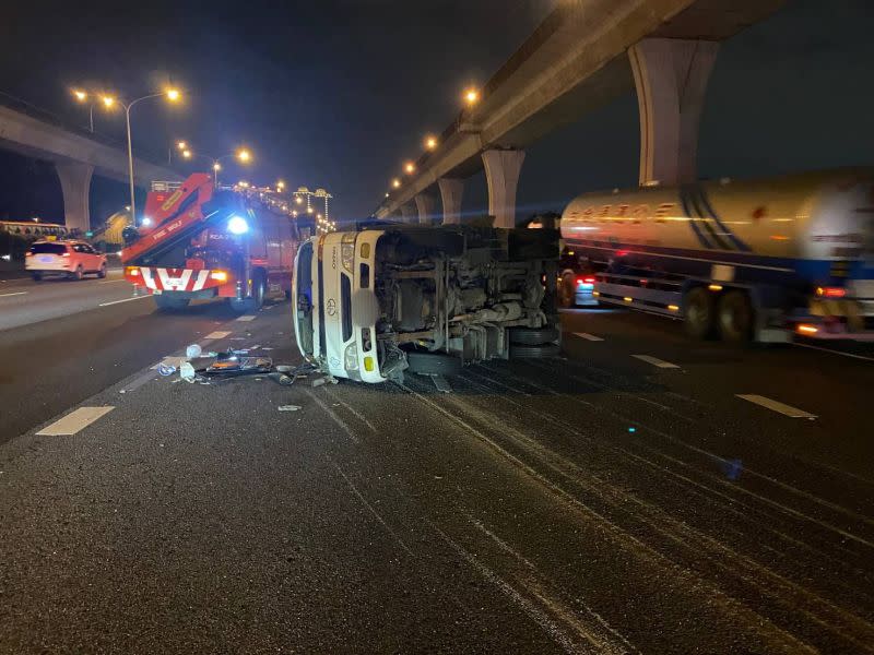 ▲小貨車車上載運20瓶桶裝瓦斯，其中1瓶瓦斯有滲漏狀況。（圖／翻攝畫面）