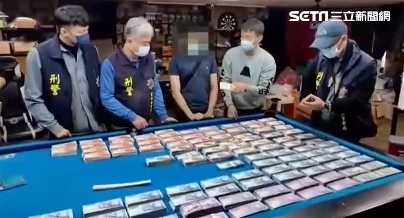 檢警向上追查供應商是北部一家魔術道具店，將玩具鈔票字樣改成中央銀行販賣，正是流竄全台的「HR484268XD」千元鈔、「CQ281880VJ」百元鈔。(圖／翻攝畫面)