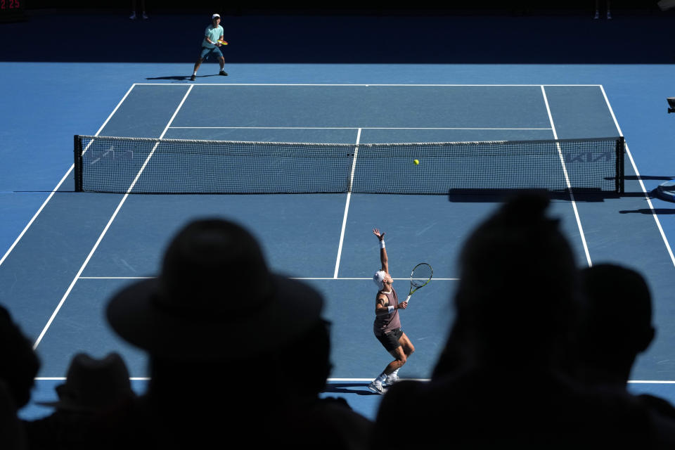 Holger Rune saca ante Yoshihito Nishioka durante la primera ronda del Abierto de Australia, el martes 16 de enero de 2024, en Melbourne. (AP Foto/Andy Wong)