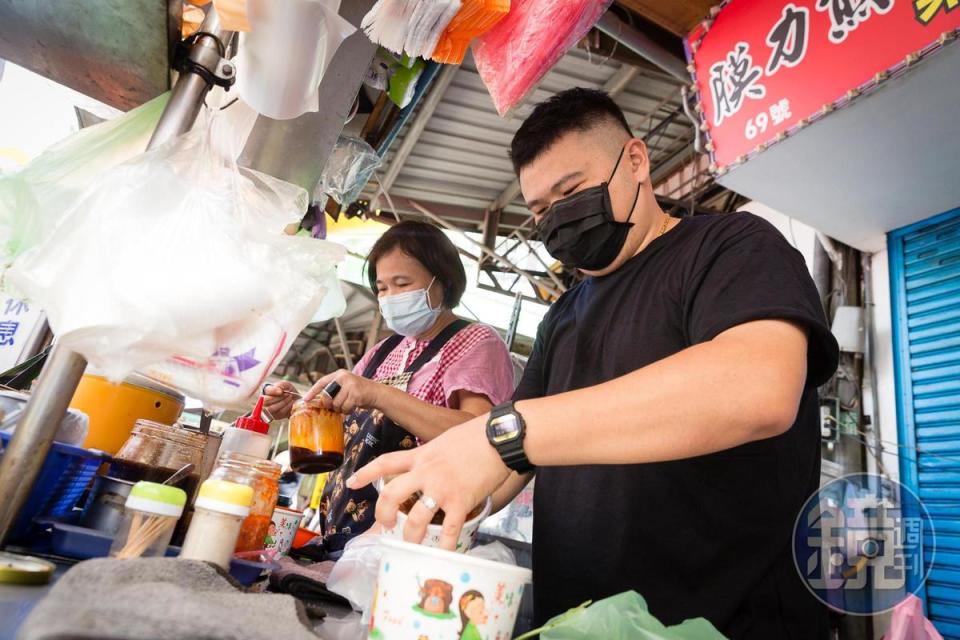 爸媽在三重三和市場擺攤賣蚵仔麵線，汪上賀（右）休假時也會到攤子上幫忙。