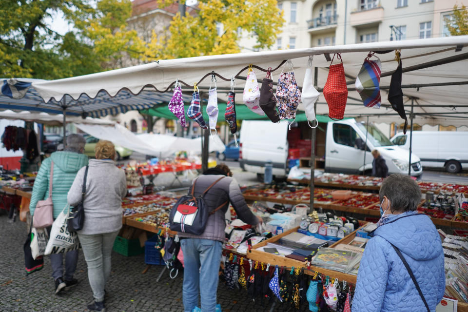 21 October 2020, Berlin: Nose and mouth masks are offered at the weekly market in Pankow. In order to contain the corona pandemic, the obligation to wear masks in Berlin is being extended. In the future, it will also apply to weekly markets, certain shopping streets and queues where the minimum distance of 1.5 metres cannot be maintained. Photo: Jörg Carstensen/dpa (Photo by Jörg Carstensen/picture alliance via Getty Images)