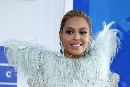 Singer Beyonce arrives at the 2016 MTV Video Music Awards in New York, U.S., August 28, 2016. REUTERS/Eduardo Munoz