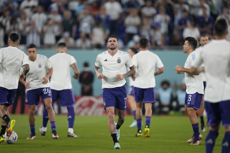 Rodrigo De Paul entra en calor antes del partido de Argentina contra Polonia en el estadio 974