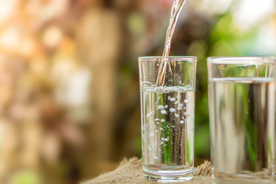 Tomar agua tibia ayudaría a la digestión. Foto: Doucefleur / iStockphoto