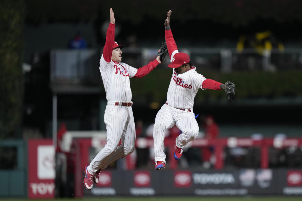 El dominicano Jean Segura y Brison Stott saltan para festejar la victoria de los Filis de Filadelfia sobre los Padres de San Diego en el cuarto juego de la Serie de Campeonato de la Liga Nacional (AP foto/Matt Slocum)