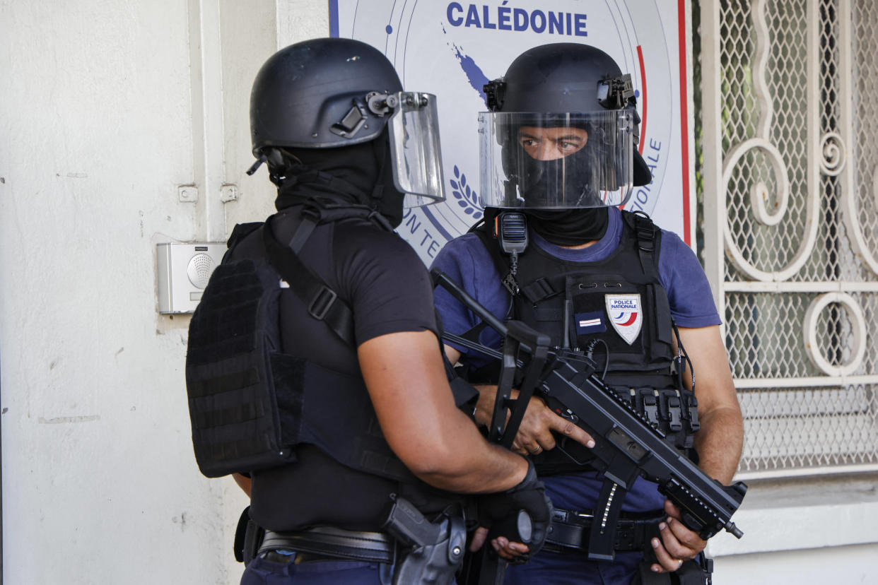 Si l’état d’urgence est levé en Nouvelle-Calédonie, de nombreuses restrictions restent d’actualité. Photo d’illustration du commissariat central de Nouméa, en Nouvelle-Calédonie, le 23 mai 2024.