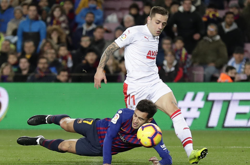 FC Barcelona's Coutinho, left, duels for the ball with Eibar's Ruben Pena during the Spanish La Liga soccer match between FC Barcelona and Eibar at the Camp Nou stadium in Barcelona, Spain, Sunday, Jan. 13, 2019. (AP Photo/Manu Fernandez)