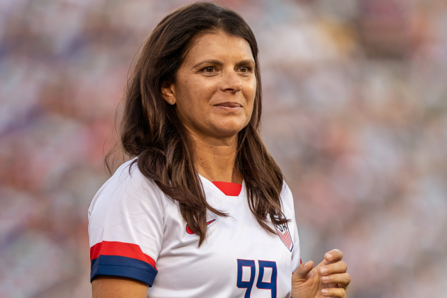  Mia Hamm on celebrity soccer, live chat