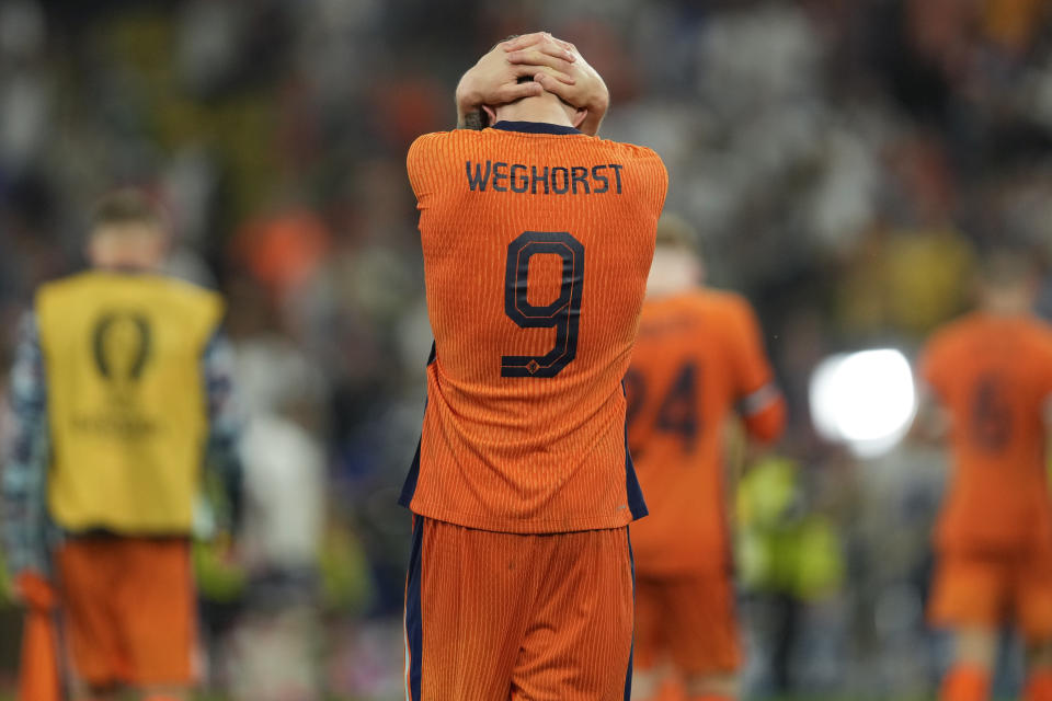 Wout Weghorst, de la selección holandesa, se lamenta tras la derrota ante Inglaterra en la semifinal de la Eurocopa, el miércoles 10 de julio de 2024, en Dortmund, Alemania (AP Foto/Darko Vojinovic)