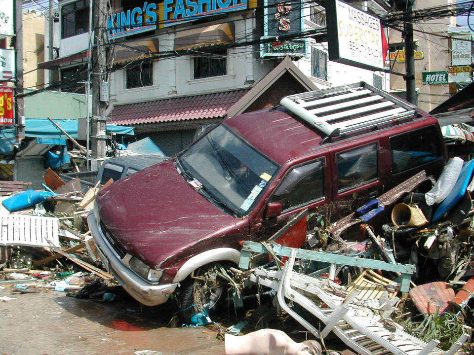 Alle 7:59 (ora locale) del 26 dicembre 2004 onde alte 15 metri, generate da un sisma di magnitudo 9.1, si alzarono e colpirono Indonesia, Sri Lanka, India e Thailandia. Oltre 230mila le vittime (tra cui 40 italiani) e mezzo milione di feriti.