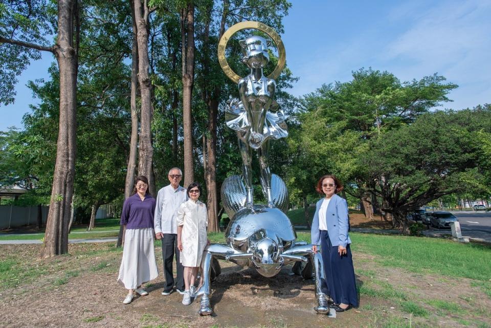 簡美玲(中)感謝藏家趙素堅(左2)捐贈楊茂林巨型戶外雕塑《技藝天熊貓夢露-Ⅱ》。   圖：高雄市立美術館/提供